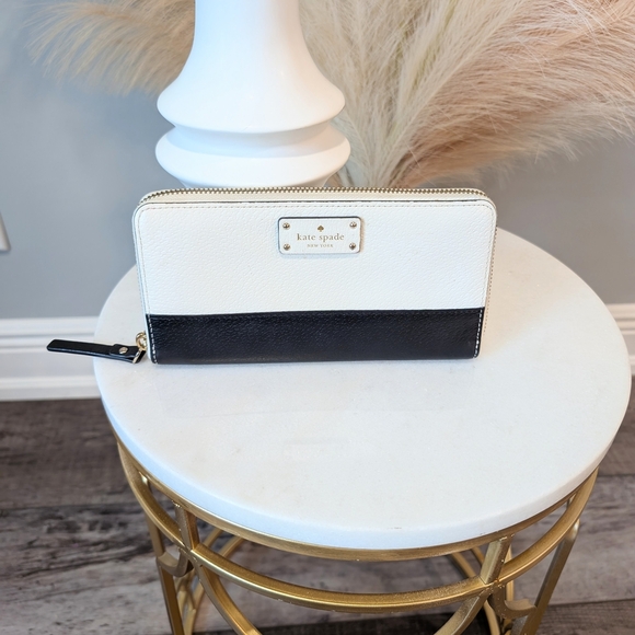 Kate Spade White and Black Wallet - Picture 1 of 7